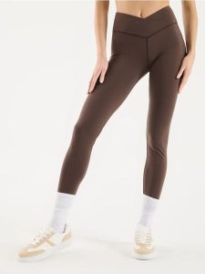Legginsy sportowe - brązowy. Brązowe legginsy Sinsay, bez wzorów. Za 39,99 zł.