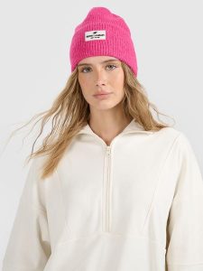 4F Czapka beanie damska - różowa M. Czerwone czapki 4f, bez wzorów, z dzianiny, klasyczne. Za 59,99 zł.