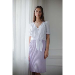Biała Bluzka Zapinana na Guziki z Wiązaniem. Białe bluzki Figl, xl, bez wzorów, z elastanu, bez kołnierzyka, bez ramiączek. Za 179,00 zł.