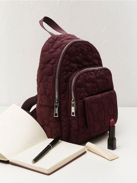 Pikowany plecak z regulowanymi szelkami - bordowy. Czerwone plecaki Sinsay. Za 49,99 zł.