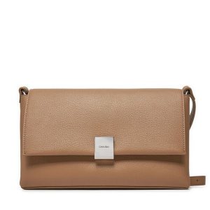 Torebka Calvin Klein. Brązowe torebki klasyczne Calvin Klein, bez wzorów, bez dodatków. Za 309,99 zł.