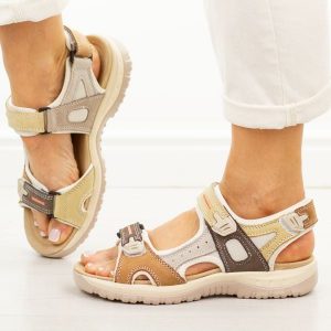 Camelowe skórzane sandały damskie Unisoft 18-57. Brązowe sandały Unisoft, bez wzorów, z materiału, bez obcasa, na płaskiej podeszwie, bez zapięcia. Za 219,00 zł.