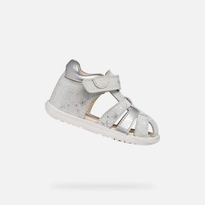 Sandały GEOX B SANDAL MACCHIA GIR Srebrny. Białe sandały Geox, bez wzorów, ze skóry, bez obcasa, bez zapięcia. Za 218,99 zł.