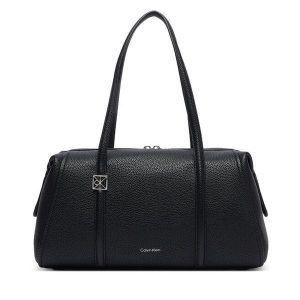 Torebka Calvin Klein. Czarne torebki klasyczne Calvin Klein, bez wzorów, bez dodatków. Za 569,99 zł.