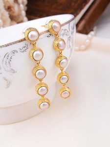 L'Atelier de Gaia Pozłacane kolczyki-wkrętki z perłami rozmiar: onesize. Białe kolczyki L'Atelier de Gaia, z perłą, pozłacane. Za 113,99 zł.