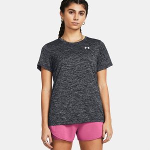 Koszulka fitness damska UNDER ARMOUR 1384230 z krótkim rękawem. Czarne koszulki sportowe Under Armour, bez wzorów, bez ramiączek, na fitness i siłownię. Za 69,99 zł.