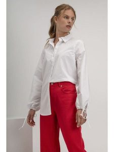 Josephine & Co Bluzka w kolorze białym rozmiar: 38. Białe bluzki Josephine & Co, bez wzorów, z bawełny, bez kołnierzyka, bez ramiączek. Za 123,25 zł.