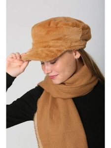 Lucky Bees Czapka w kolorze karmelowym rozmiar: onesize. Brązowe czapki Lucky Bees, bez wzorów, z futra. Za 78,66 zł.