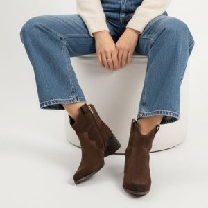 Botki damskie Karino, kowbojki na obcasie zapinane na suwak, mokka, 4794-015-F. Brązowe botki Karino, na jesień, bez wzorów, z weluru, bez obcasa, na obcasie, bez zapięcia. Za 475,99 zł.