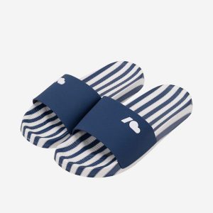 Klapki Kubota Basenowe Basic Print Granatowe. Klapki Kubota, bez wzorów, z dresówki, bez obcasa. Za 79,99 zł.