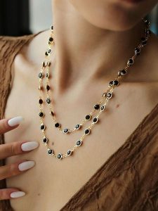 L'Atelier de Gaia Pozłacany naszyjnik z kryształami - dł. 45 cm rozmiar: onesize. Czarne naszyjniki L'Atelier de Gaia, z kryształem, pozłacane. Za 96,14 zł.