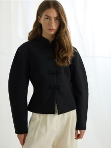 Marynarka z ozdobnymi guzikami - czarny. Czarne marynarki i żakiety Reserved, l, bez wzorów, z tkaniny. Za 299,99 zł.