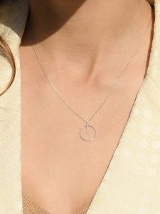 Maison héritage PARIS Złoty naszyjnik "Cercle prodigieux" z diamentami - dł. 42 cm rozmiar: onesize. Szare naszyjniki Maison héritage PARIS, z diamentem, złote. Za 1 296,99 zł.