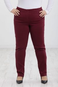 Bordowe spodnie Nilda z prostą nogawką wysoki stan PLUS SIZE XXL. Czerwone spodnie z wysokim stanem Nasi partnerzy, bez wzorów, z elastanu, z podwyższonym stanem, krótkie. Za 159,90 zł.
