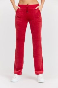 JUICY COUTURE Damskie czerwone dresowe spodnie Del Ray Pant. Czerwone spodnie dresowe Juicy Couture, s, bez wzorów, z dresówki. W wyprzedaży za 347,99 zł.