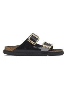 Birkenstock Skórzane klapki "Arizona" w kolorze czarnym rozmiar: 36. Czarne klapki Birkenstock, bez wzorów, z lakierowanej skóry, z otwartym noskiem, bez obcasa. Za 474,95 zł.