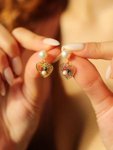 Pierres delicates Pozłacane kolczyki-wkrętki z perłami i kryształami rozmiar: onesize. Białe kolczyki Pierres delicates, z kryształem, pozłacane. Za 39,99 zł.