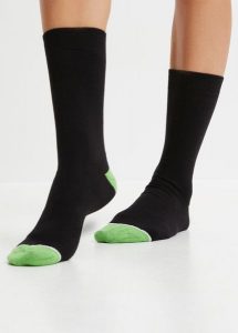 Skarpety (5 par) z bawełny organicznej. Czarne skarpetki bonprix, bez wzorów, z bawełny. Za 52,99 zł.