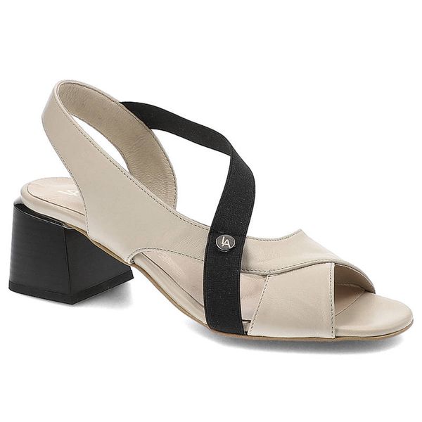 Sandały damskie Lamanti, wykonane ze skóry naturalnej licowej z szerokimi paskami elastyczną wstawką tekstylną z logo odkrytym przodem i stabilnym ob. Brązowe sandały Lamanti, bez wzorów, ze skóry, z otwartym noskiem, bez obcasa, na obcasie, bez zapięcia. Za 219,00 zł.