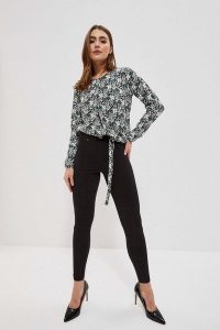 Legginsy z ozdobnym guzikiem czarne. Czarne legginsy MOODO, bez wzorów, z elastanu, długie. W wyprzedaży za 49,99 zł.