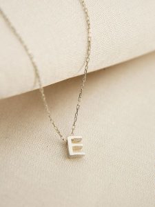 Lodie Silver Srebrny naszyjnik "E" z zawieszką - dł. 43 cm rozmiar: onesize. Szare naszyjniki Lodie Silver, srebrne. Za 74,63 zł.