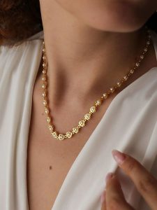 L'Atelier de Gaia Pozłacany naszyjnik z elementami ozdobnymi - dł. 47 cm rozmiar: onesize. Białe naszyjniki L'Atelier de Gaia, z perłą, pozłacane. Za 60,99 zł.