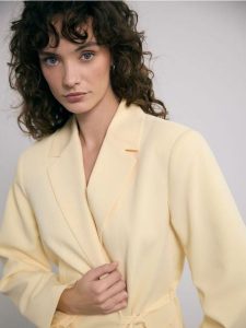 Marynarka z wiązaniem - jasnożółty. Żółte marynarki i żakiety Reserved, l, bez wzorów, z tkaniny. Za 199,99 zł.