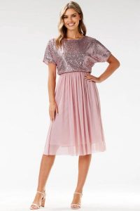 Koktajlowa sukienka rozkloszowana z cekinami i tiulem róż. Czerwone sukienki Awama, na imprezę, m, bez wzorów, z materiału, eleganckie, bez kołnierzyka, bez ramiączek, midi, dopasowane. Za 359,00 zł.