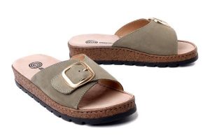 Dr. Brinkmann 700936-07 Zielony, klapki damskie. Zielone klapki Dr. Brinkmann, bez wzorów, bez obcasa. Za 249,90 zł.