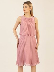 APART Sukienka w kolorze jasnoróżowym rozmiar: 44. Różowe sukienki Apart, bez wzorów, bez kołnierzyka, bez ramiączek, mini. Za 217,99 zł.