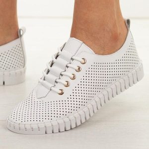Białe ażurowe skórzane półbuty damskie Cambell 19435. Białe półbuty Cambell, na jesień, w ażurowe wzory, z jeansu, bez obcasa, na płaskiej podeszwie, bez zapięcia. Za 219,00 zł.