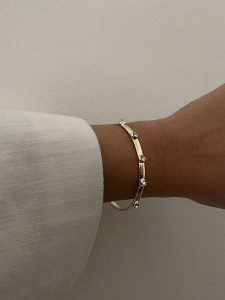 Heliophilia Bransoletka z ozdobnymi kamyczkami rozmiar: onesize. Szare bransoletki Heliophilia, metalowe. Za 87,81 zł.