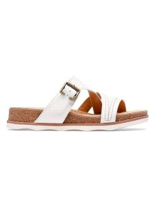 Clarks Skórzane klapki w kolorze białym rozmiar: 37. Białe klapki Clarks, bez wzorów, z otwartym noskiem, bez obcasa. Za 91,77 zł.