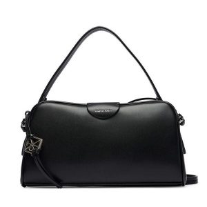 Torebka Calvin Klein. Czarne torebki klasyczne Calvin Klein, bez wzorów, bez dodatków. Za 489,99 zł.