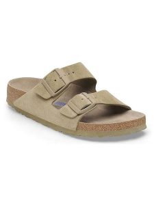 Birkenstock Skórzane klapki "Arizona" w kolorze beżowym rozmiar: 37. Brązowe klapki Birkenstock, bez wzorów, z otwartym noskiem, bez obcasa. Za 483,17 zł.