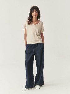 TATUUM Koszulka w kolorze beżowym rozmiar: S. Brązowe bluzki Tatuum, s, bez wzorów, z wiskozy, bez kołnierzyka, bez ramiączek. Za 104,39 zł.