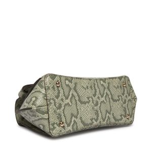 Torebka Guess. Zielone torebki klasyczne Guess, z aplikacjami, bez dodatków. Za 639,99 zł.