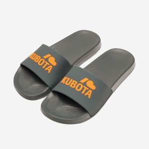 Klapki Kubota Basic z Pomarańczowym Logo. Brązowe klapki Kubota, bez wzorów, z materiału, bez obcasa. W wyprzedaży za 49,99 zł.