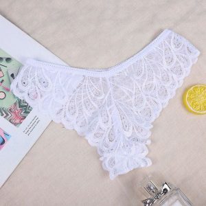 Stringi koronkowe z delikatnego materiału na romantyczne wieczory Jacquelyne. Czerwone stringi Intica, bez wzorów, z koronki. W wyprzedaży za 49,00 zł.