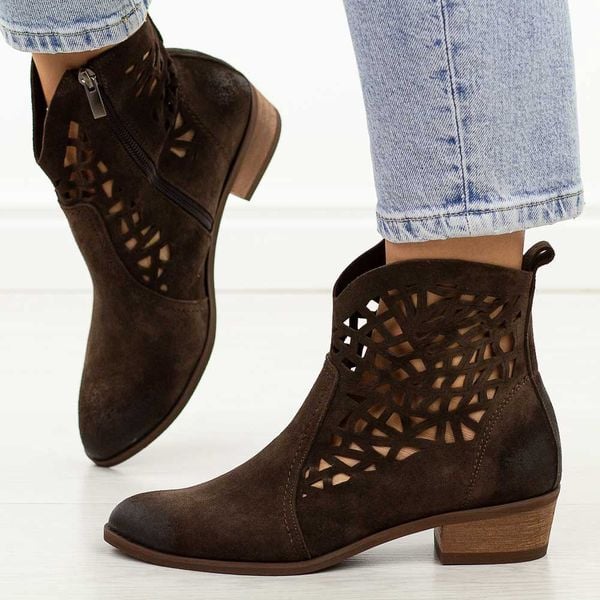 Czekoladowe skórzane Polskie botki damskie ażurowe na obcasie Deoni D398. Brązowe botki Deoni, na jesień, w ażurowe wzory, z jeansu, bez obcasa, na obcasie, bez zapięcia. Za 519,00 zł.