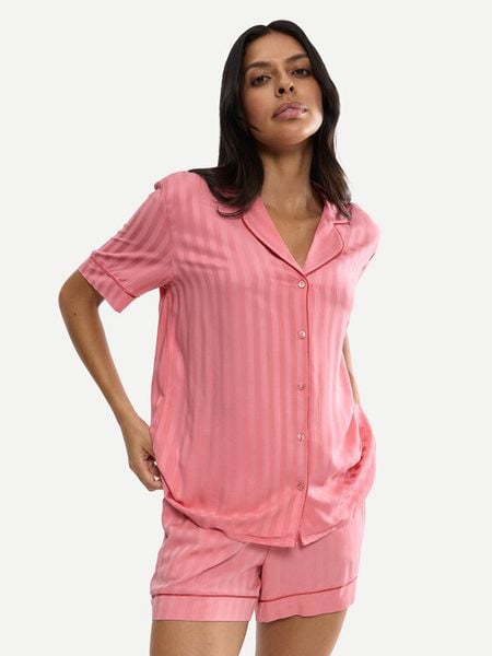 Triumph Koszulka piżamowa Boyfriend 10227193 Różowy Regular Fit. Czerwone koszule nocne Triumph, bez wzorów, z wiskozy, bez ramiączek. Za 159,99 zł.