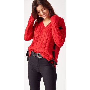 Sweter w kolorze czerwonym. Czerwone długie swetry marki Robin. W wyprzedaży za 189,95 zł.