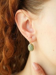 L'Atelier de Gaia Pozłacane kolczyki z akwamarynami rozmiar: onesize. Zielone kolczyki L'Atelier de Gaia, z akwamarynem, pozłacane. Za 78,47 zł.