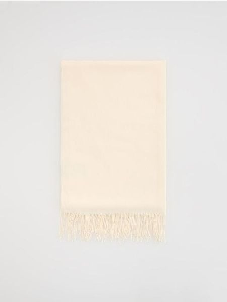 Szalik z wiskozą - złamana biel. Szaliki Reserved, bez wzorów, z wiskozy. W wyprzedaży za 19,99 zł.