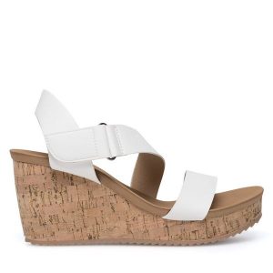 Sandały Clara Barson. Białe sandały Clara Barson, bez wzorów, bez obcasa, na koturnie, bez zapięcia. Za 71,99 zł.