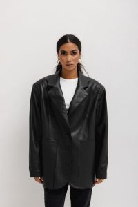 Marynarka oversize z eko skóry w kolorze CZARNYM - HARLEY LEATHER. Czarne marynarki i żakiety Marsala, l, bez wzorów, z elastanu, eleganckie. Za 439,90 zł.