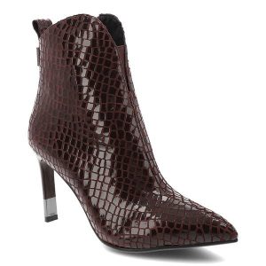 Botki damskie S. Barski, na szpilce skórzane we wzorki z noskiem w szpic ocieplane i na zamek, wino, CR52-705. Czerwone botki S.BARSKI, na zimę, bez wzorów, z lakierowanej skóry, ze szpiczastym noskiem, bez obcasa, na obcasie, bez zapięcia. Za 329,00 zł.