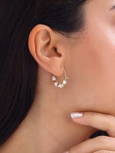 Luja Bijoux Pozłacane kolczyki-kreole z masą perłową rozmiar: onesize. Białe kolczyki Luja Bijoux, z perłą, pozłacane. Za 61,46 zł.