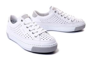 RIEKER L8849-80 white, półbuty sportowe damskie. Białe półbuty Rieker, na lato, w ażurowe wzory, bez obcasa, bez zapięcia. Za 297,42 zł.