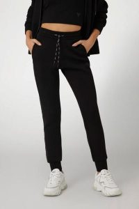 GUESS Czarne damskie dresowe spodnie Allie Scuba, Rozmiar L. Czarne spodnie dresowe Guess, l, z aplikacjami, z dresówki. W wyprzedaży za 255,99 zł.